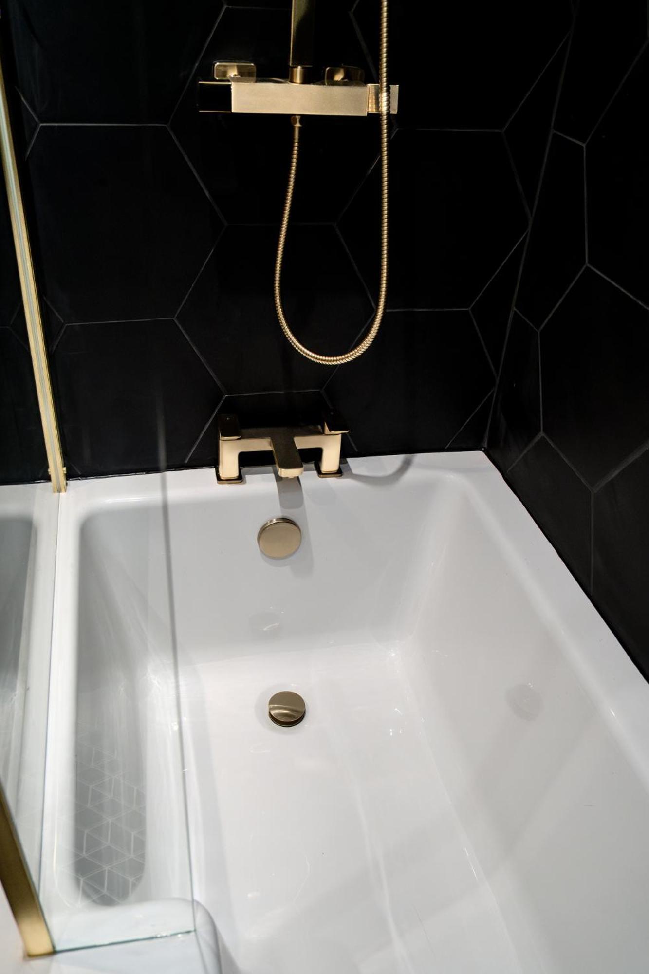 Modern 3Br Home - Private Parking - Tv In Every Bedroom Swansea Bagian luar foto
