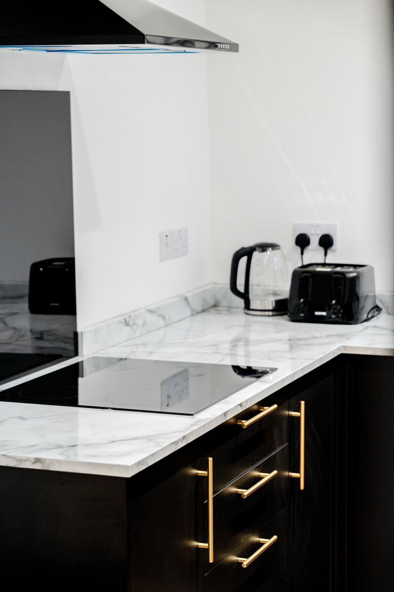Modern 3Br Home - Private Parking - Tv In Every Bedroom Swansea Bagian luar foto