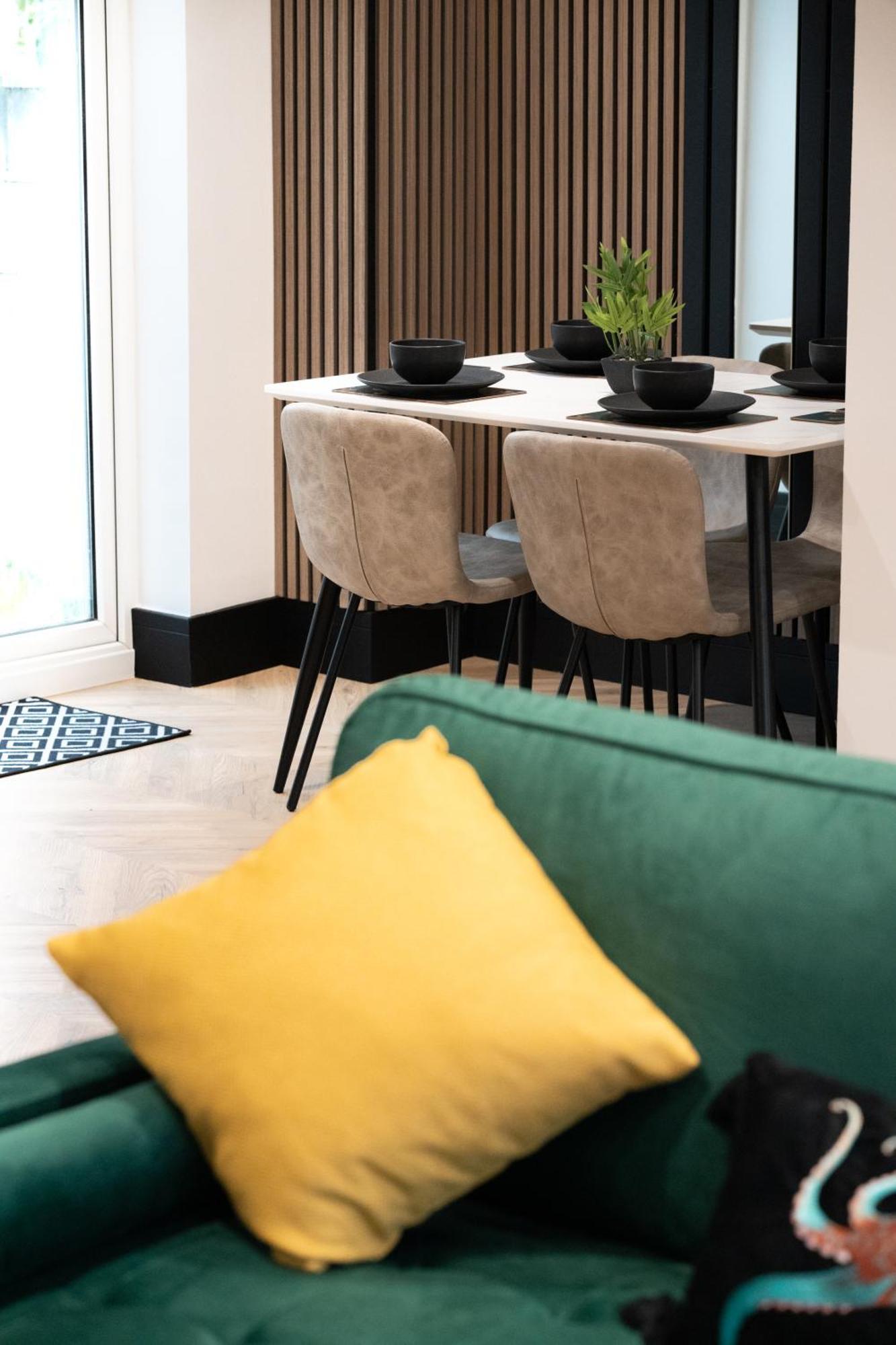 Modern 3Br Home - Private Parking - Tv In Every Bedroom Swansea Bagian luar foto